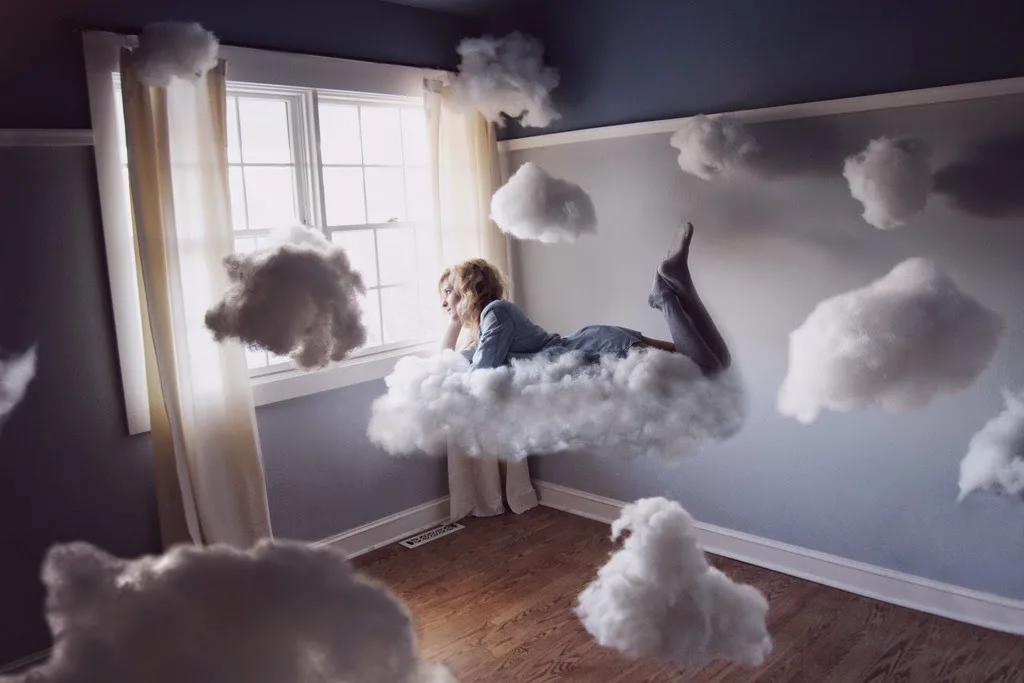 Парить голову. Летать в облаках. Фотосессия в облаках. Облака в комнате. Девушка в облаках.
